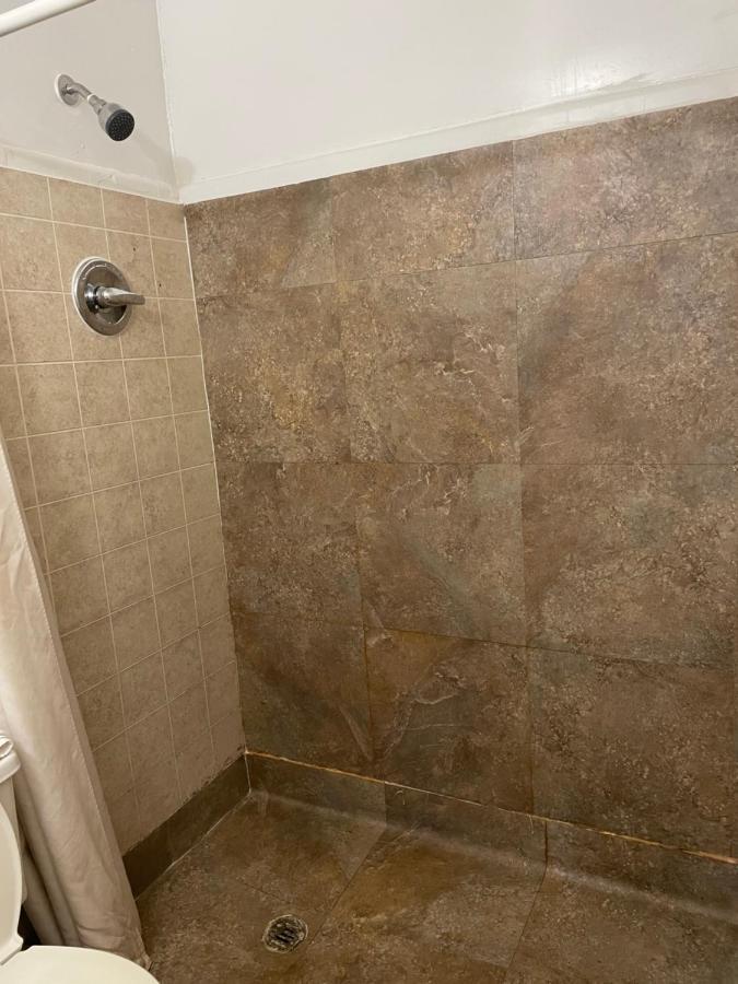 Budget Inn Монровилл Экстерьер фото